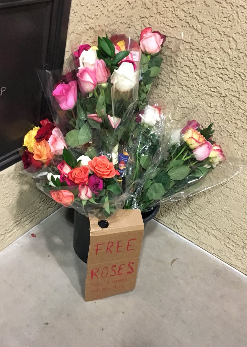Kamiduu's tweet photo. Wow! Don’t see this everyday! #freeroses https://t.co/7NaEFEqnLi