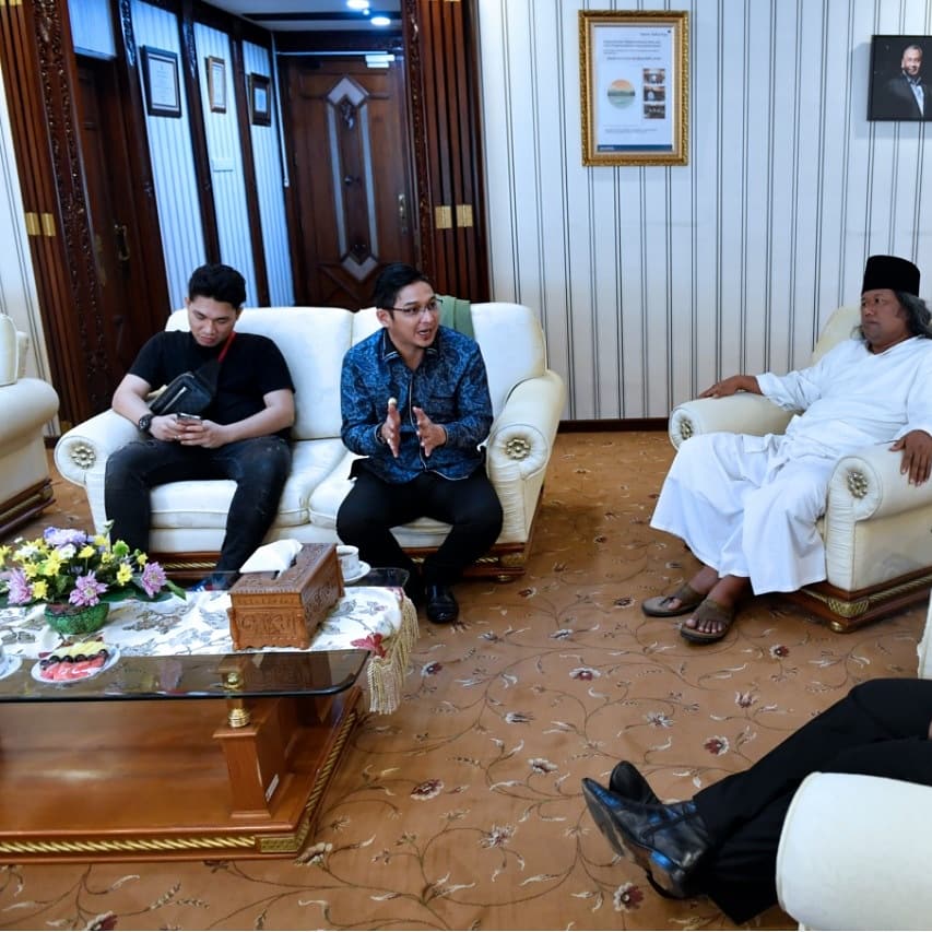 Senang melihat sahabat Ivan "Seventeen" sudah bisa move on setelah mengalami musibah pada saat terjadinya Tsunami di Pandegelang.
Terima kasih kepada KH. A Muwafiq, Sahabat Pasha "Ungu" (Wakil Walikota Palu), dan  Rizal "Armada"yg telah ikut membantu memberikan semangat kpd Ivan.