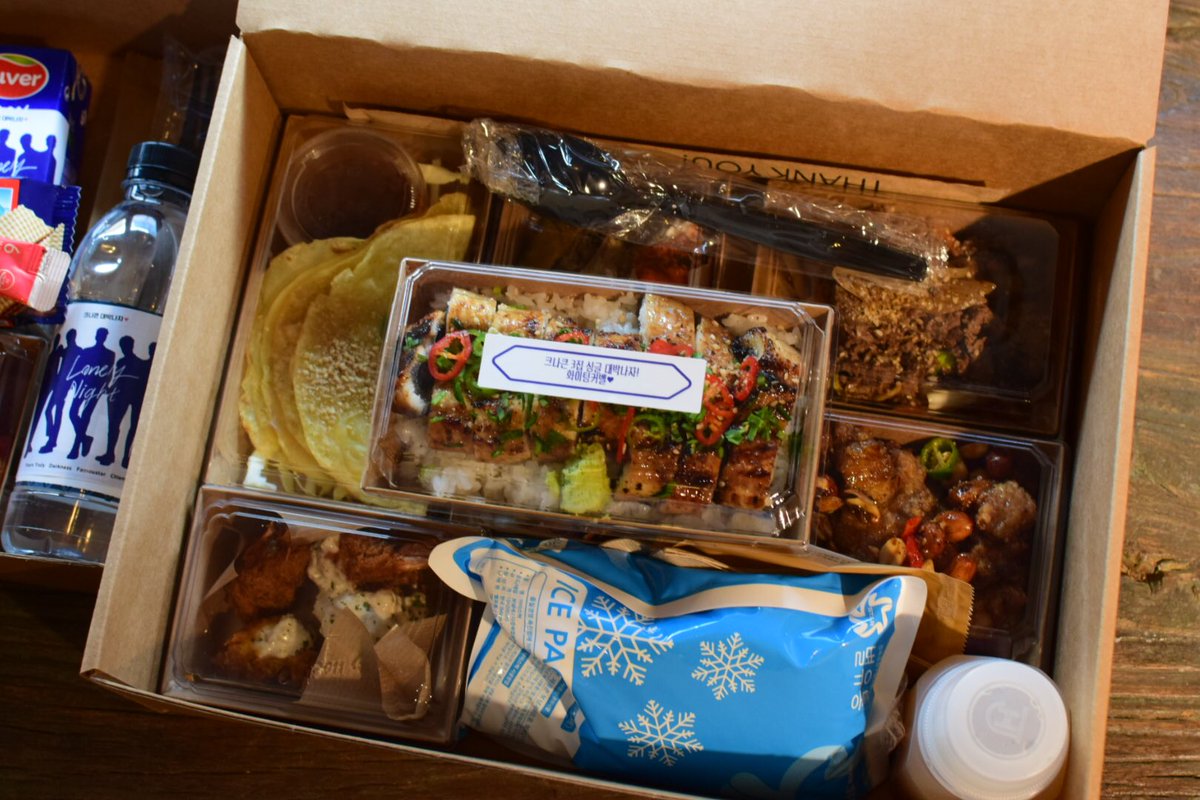 20190111 뮤뱅 도시락서포트 
#크니큰 #KNK 

큰큰이들이 컴백을 열심히할수있도록 
도시락을 준비했습니다 
맛있게 냠냠하고 활동 힘내요🍚🔥

@YoursTrulyPSJ 
<a href="/FamouStarPSJ/">FamouStar⭐️</a> ＋친구랑 함께 서포트 했습니다:) 감사합니다
#LONELY_NIGHT #크나큰짱짱 
<a href="/KNKOfficial220/">크나큰(KNK)</a> #인성짱짱