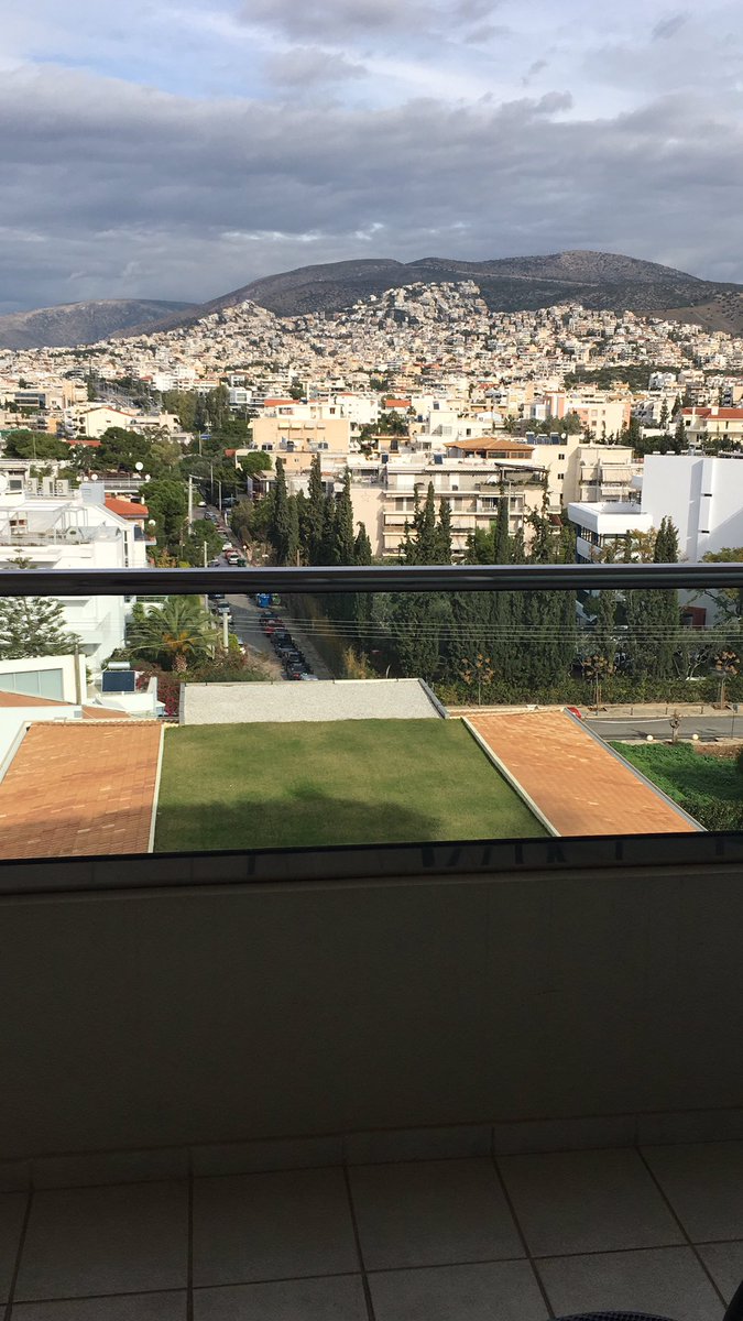 DanniClipper's tweet image. Wundervolle Aussicht in Athen. Das Wetter ist zu kalt um schwimmen zu gehen, aber es ist wunderschön um zu lesen. #athen #lesewetter