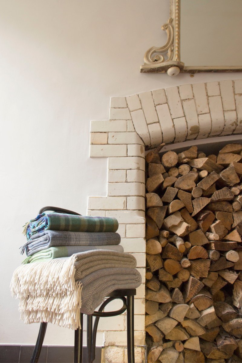 House_ofIreland's tweet photo. This weekend, shop luxury handmade throws @House_ofIreland at discounted prices! #cosythrows #houseofireland #wintersale https://t.co/qcnxW0RGcp