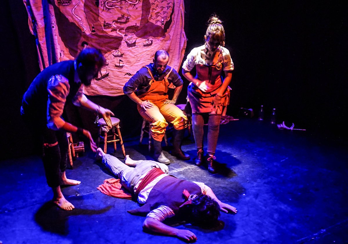 Calamburteatro's tweet photo. Escenas tan divertidas como esta podréis ver esta noche a las 00:15 en la @escalera_jacob al grito de ¡URIA URIA! #Calamburia #impro #FelizFinde 
🎟️ https://t.co/NyxZTojUqG https://t.co/VF5JCKrZbm