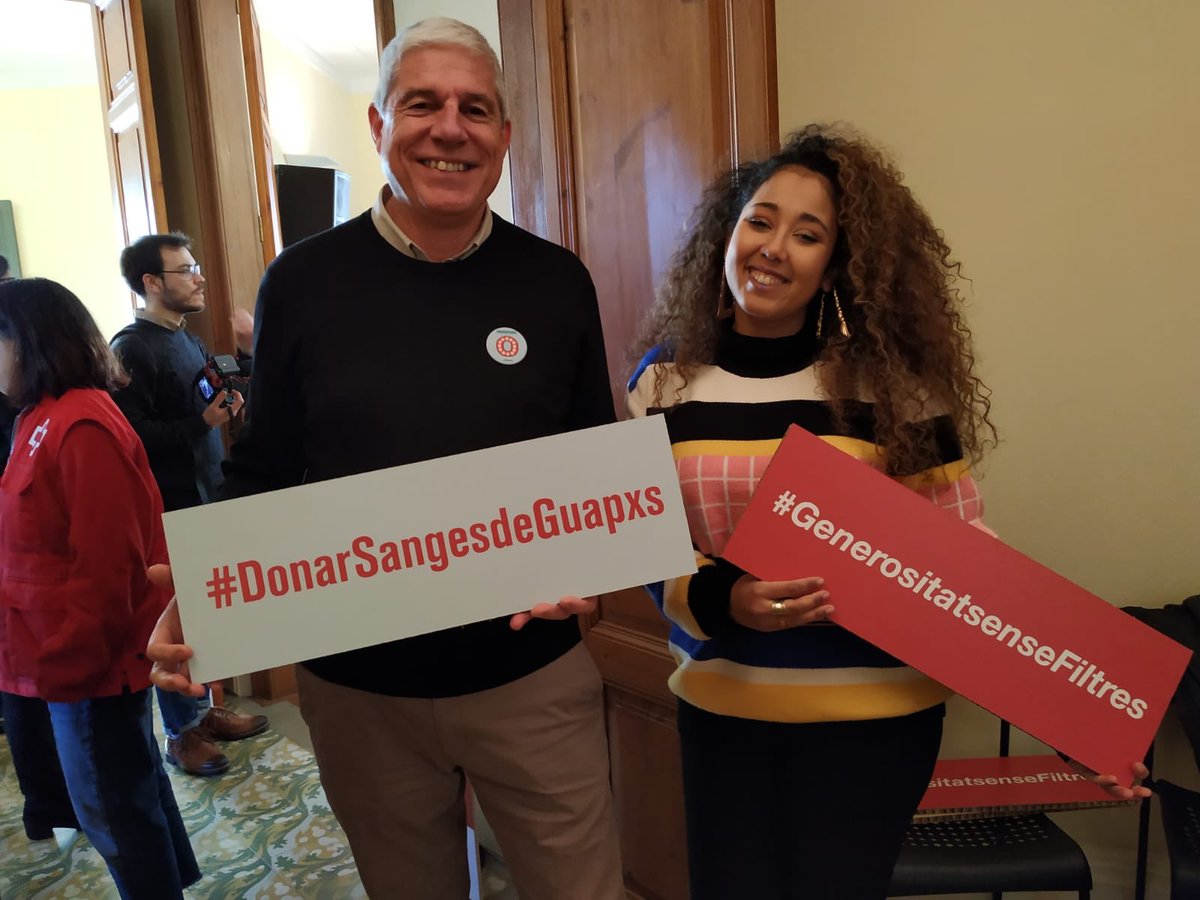 EnricContreras's tweet photo. Amb Atenea Carter, cantant, receptora de transfusions i veritable #sangfluencer . Moltes gràcies en nom del @donarsang per ajudar-nos a difondre la necessitat de donar sang!! https://t.co/jvEHbCx926