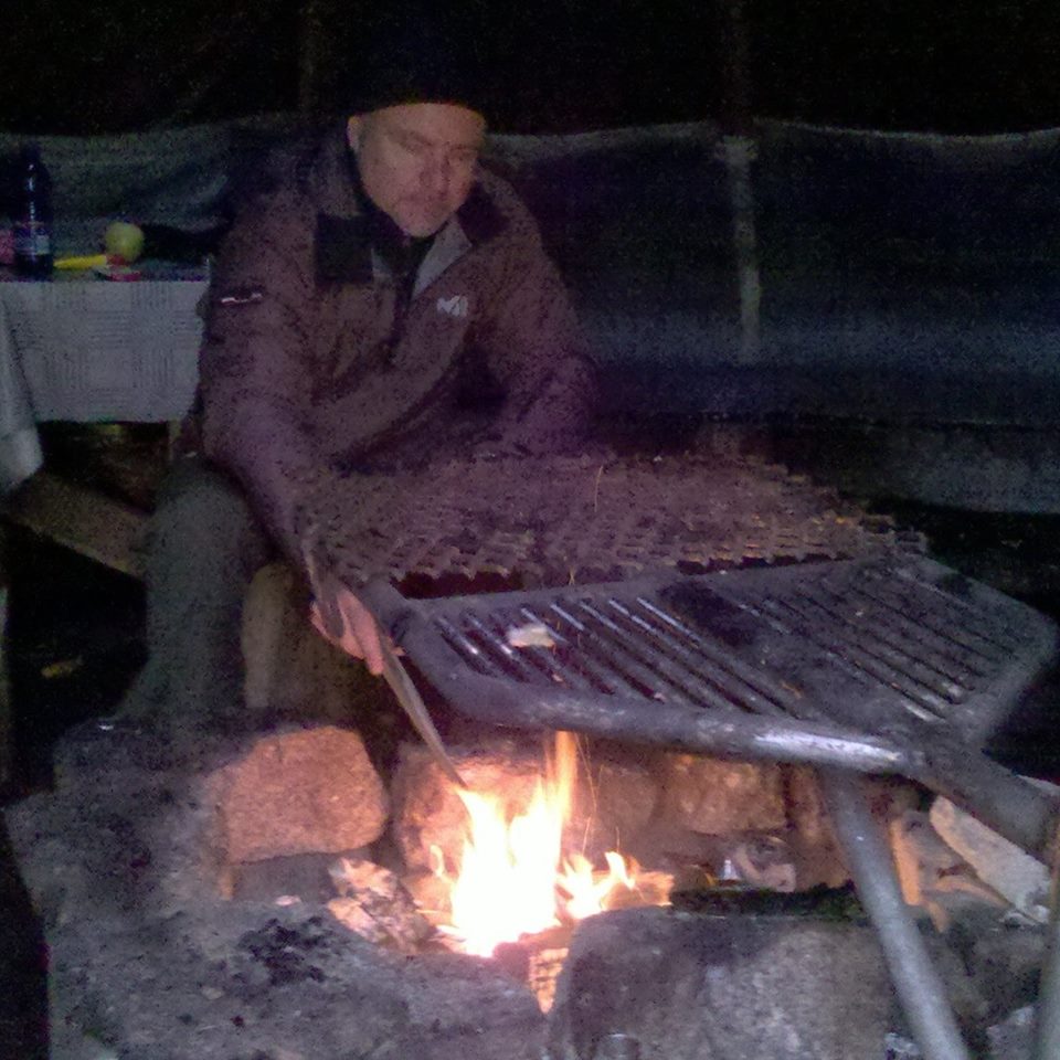 solomonmax's tweet photo. #MissionUkraine #Dance22
Секьюрити Leifi (в реале финн Jouni Konttila @jounikonttila) у всех на виду в херсонской пиццерии спьяну накинулся с кулаками на коллегу-венгра. Главная героиня, как глава филиала, даже такого кадра не может ни уволить, ни наказать, ни прикопать в огороде https://t.co/UvymjiEPQG