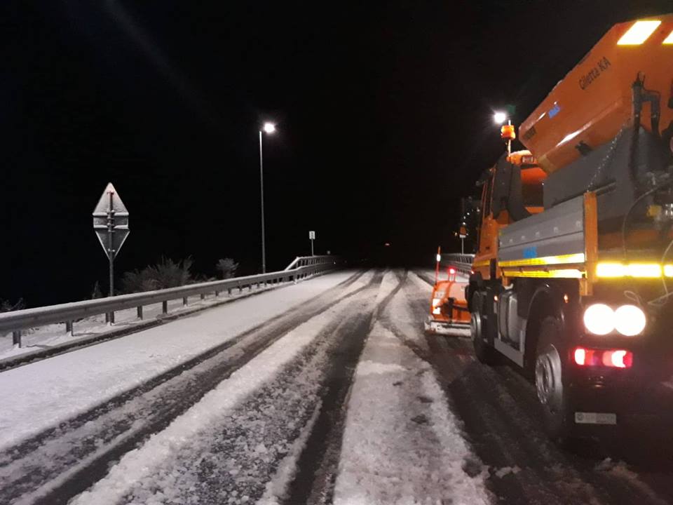 StradeAnas's tweet photo. ❄️#AnasinAzione in #Calabria! ❄️

Nella notte abbiamo lavorato incessantemente contro il ghiaccio! Ancora mezzi in opera nella provincia di #ViboValentia

Guarda le foto 📷
   
#pianoneve #neve #viabilità https://t.co/ENO7FXF1Fg