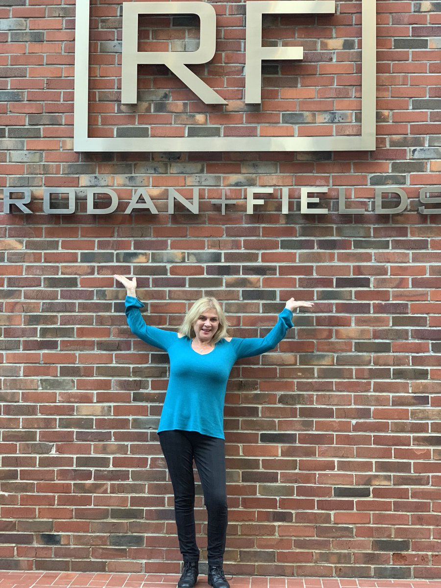 DonnaRandF's tweet image. Day 1 in San Francisco..
VIP treatment by R&amp;amp;F 🙌🏻
So much more than just a picture by the iconic wall 💞
Excited for tomorrow 🥰
#RFlevelVcircle #support #sisterhood #pinchmemoment