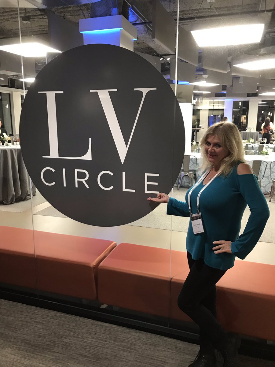 DonnaRandF's tweet image. Day 1 in San Francisco..
VIP treatment by R&amp;amp;F 🙌🏻
So much more than just a picture by the iconic wall 💞
Excited for tomorrow 🥰
#RFlevelVcircle #support #sisterhood #pinchmemoment