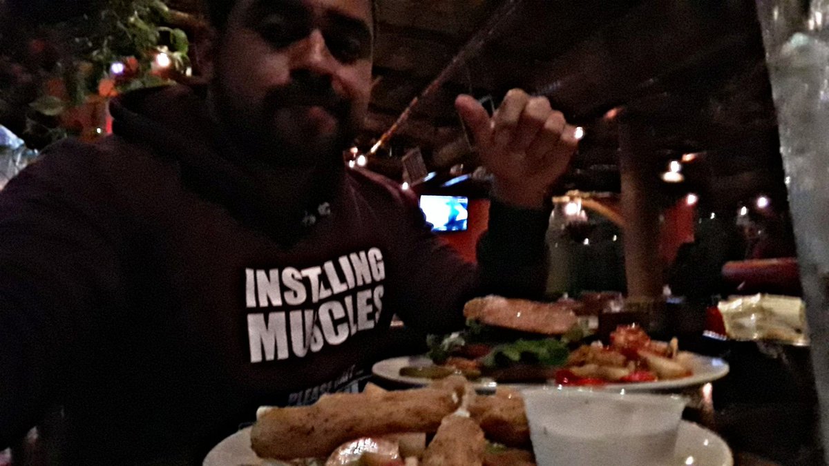 LuisMendozaDj's tweet photo. Y porque los dedos de queso vienen sobre una cama de lechuga y tomate? Que me quieren decir malditos perros? De mi glucogeno extra almacenado no van a estar hablando 💪🏽🐻👊🏽 #gymdone✔️ #installingmuscles #muscleup #Bulking https://t.co/LZRN0upETr