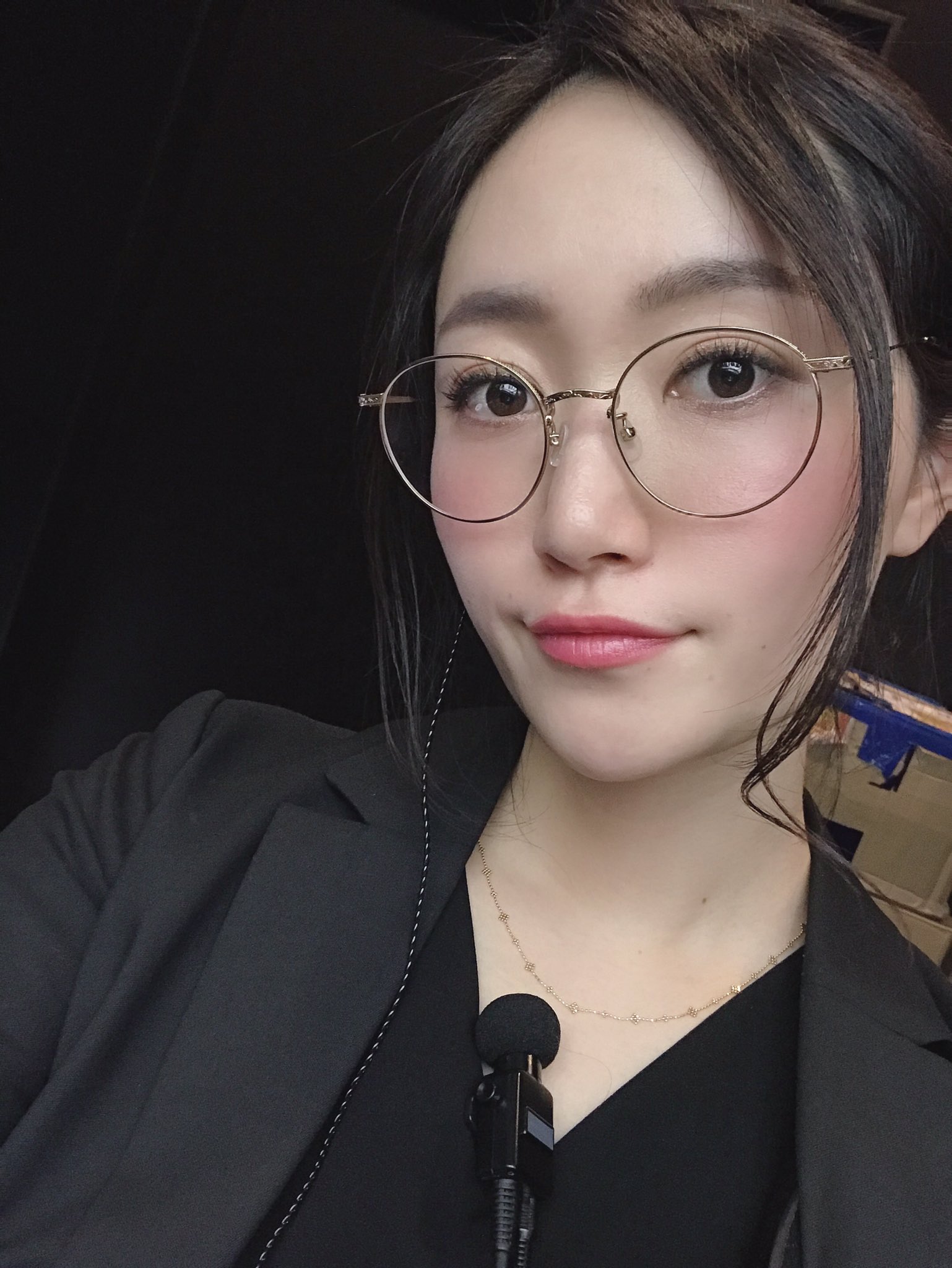 江守沙矢 スーツにスクエアのメガネかけるとテンプレみたいにキツい女に見えるらしいので 丸眼鏡で優しげに T Co Siazwkvvnc Twitter