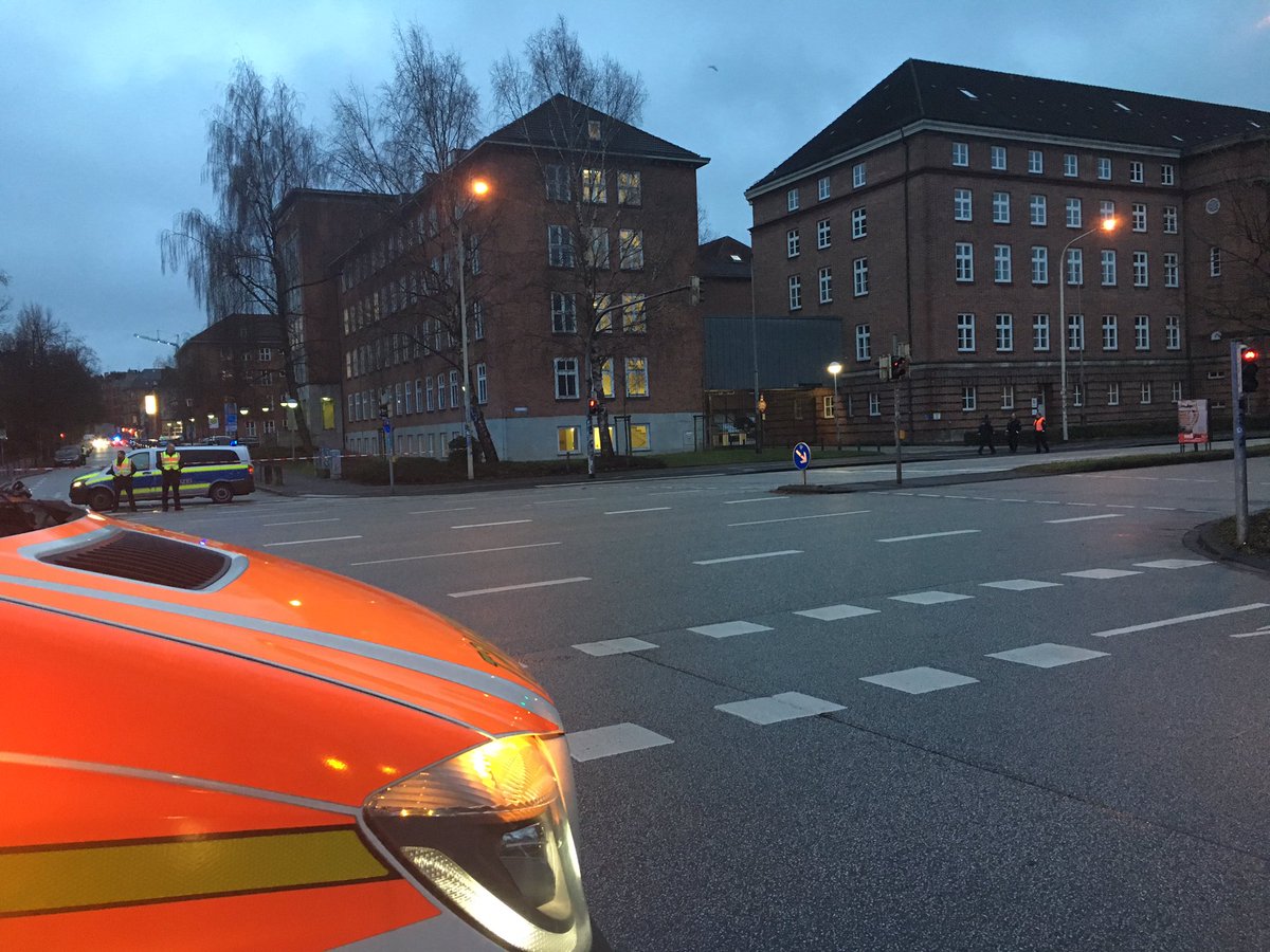 stadt_kiel's tweet image. Der #Schützenwall in #Kiel stadteinwärts ist derzeit gesperrt - es gab eine #Bombendrohung am #Langericht.  @SH_Polizei ist vor Ort. Bitte den Schützenwall umfahren.