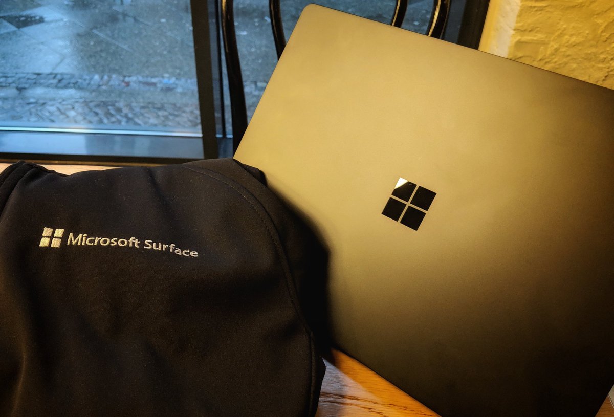 WindowsUtd's tweet image. Zu sehr Fanboy oder genau passend zum Wetter? 🤗 #surfacelaptop2 #surface #funktionsjacke