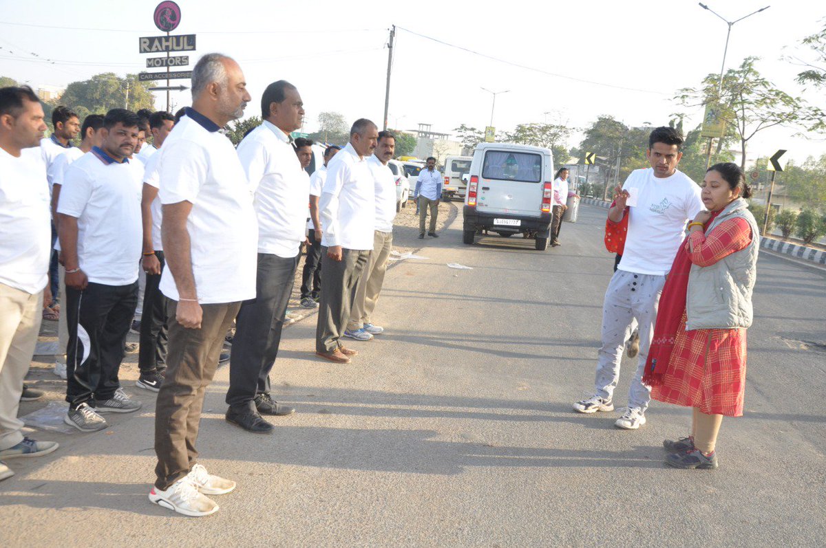 DcfSabarkantha's tweet photo. A mini marathon organised by Team Sabarkantha covering city area of Himmatnagar
#karunaabhiyan2019
#runforbirds
@CollectorSK
@AcfYogeshkumar
@HoffPccf @ChiefForests
@CCFwildlifegnr
@CMOGuj @PMOIndia https://t.co/ehhmi0o32P
