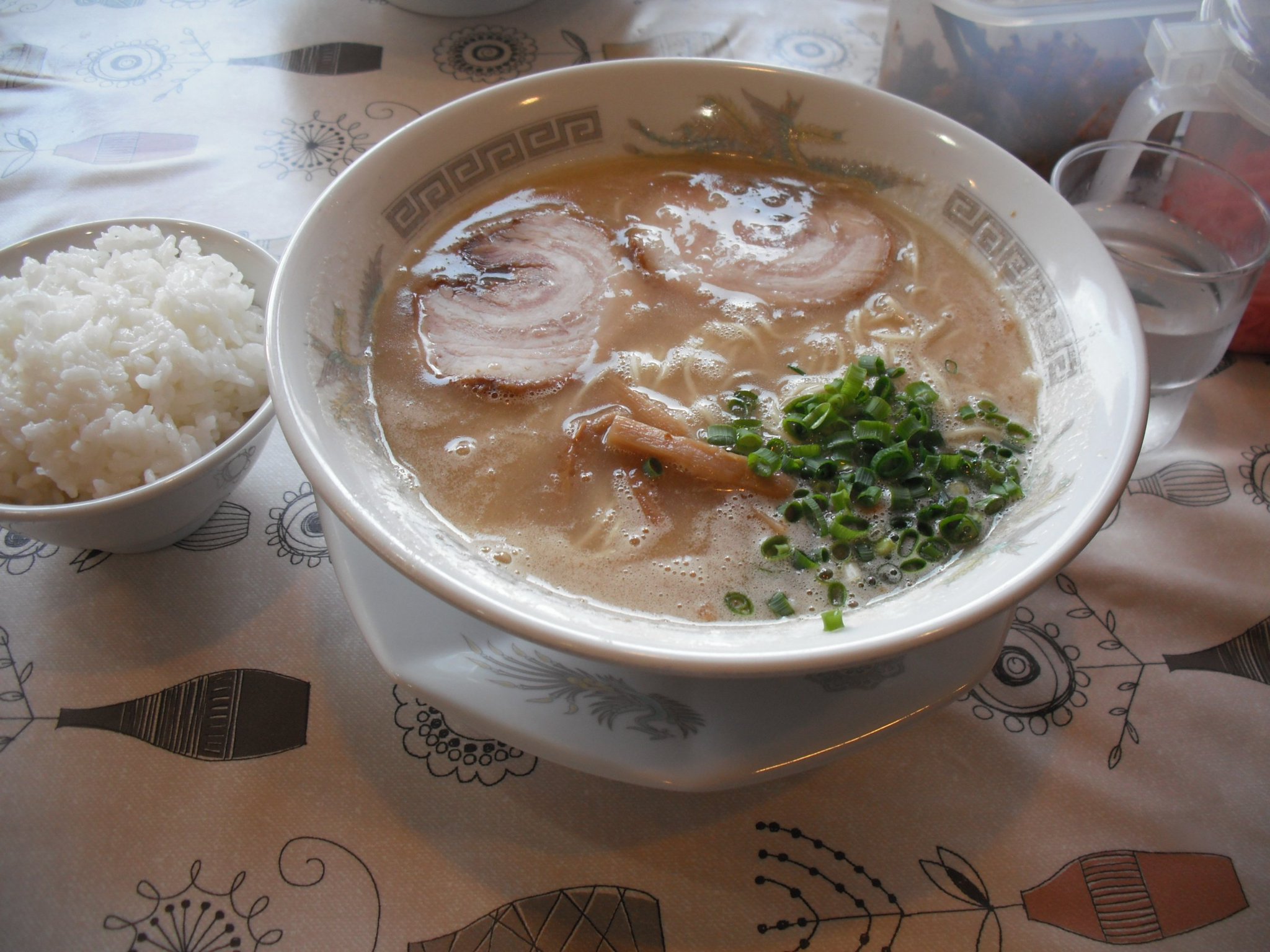 高岸 始 A Twitter お昼は 川棚の楽 らくてん お客さんほとんどが注文のラーメンライス690円 濃厚すぎず あっさり過ぎず 最高の豚骨スープだと思います 食べ放題の辛子高菜はやっぱり辛い じわじわ辛さがやってきます 川棚温泉 楽てんラーメン 高岸 始 A Twitter お昼は 川棚の楽 らくてん お客さんほとんどが注文のラーメンライス690円 濃厚すぎず あっさり過ぎず 最高の豚骨スープだと思います 食べ放題の辛子高菜はやっぱり辛い じわじわ辛さがやってきます 川棚温泉 楽てんラーメン