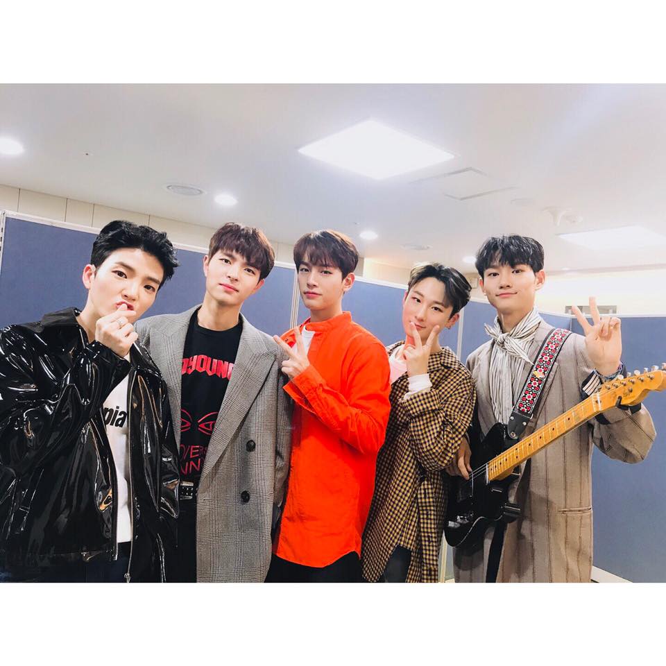 W24_Mexico's tweet photo. [W24] Tenso + emoción + alegría
¡Viaje por la mañana, y pronto estará usando el disfraz! ...

#W24 #world24hours #더블유투웬티포 #KBS #뮤직뱅크 #MusicBank #소심해 #SOSIME #Live https://t.co/Gspq5hQKc2