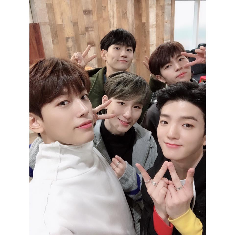 W24_Mexico's tweet photo. [W24] Tenso + emoción + alegría
¡Viaje por la mañana, y pronto estará usando el disfraz! ...

#W24 #world24hours #더블유투웬티포 #KBS #뮤직뱅크 #MusicBank #소심해 #SOSIME #Live https://t.co/Gspq5hQKc2