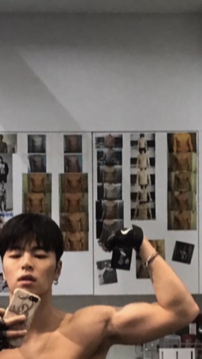 後ろに誰のかわかんないけど体型変化の写真貼られまくってるのカオスじゃない！？🤣