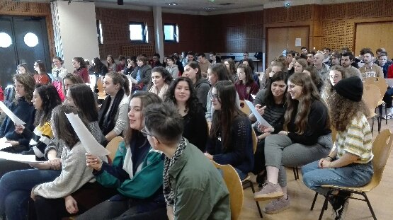 MusicoLyon2's tweet photo. Etudiants et enseignants à la rencontre des lycéens - Villefranche - Bourg en Bresse #orientation #orientationactive #musique - transmettre et expliquer - sous la direction de Sabine Terret Vergnaud @univ_lyon2 @EmmanuelNaya1 https://t.co/ZsWQsIfDv3
