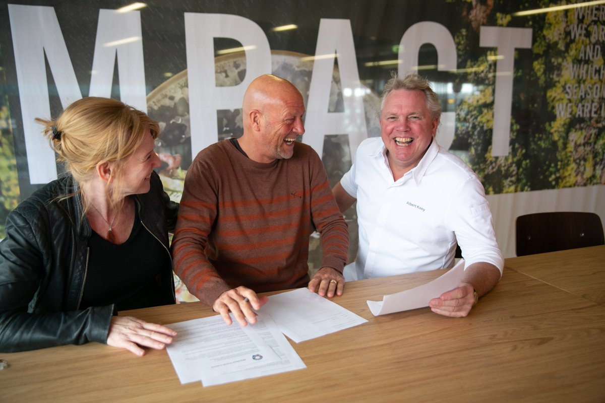 Gisteren tekende <a href="/renepluijm/">René Pluijm</a> van Pluijm's Eetbare Wereld voor het ambassadeurschap van <a href="/DutchCuisine/">Dutch Cuisine</a>. Rene Pluijm is een voorvechter van kwaliteit en echte smaken en dat is onlosmakelijk verbonden met zijn liefde voor voedsel en de natuur.