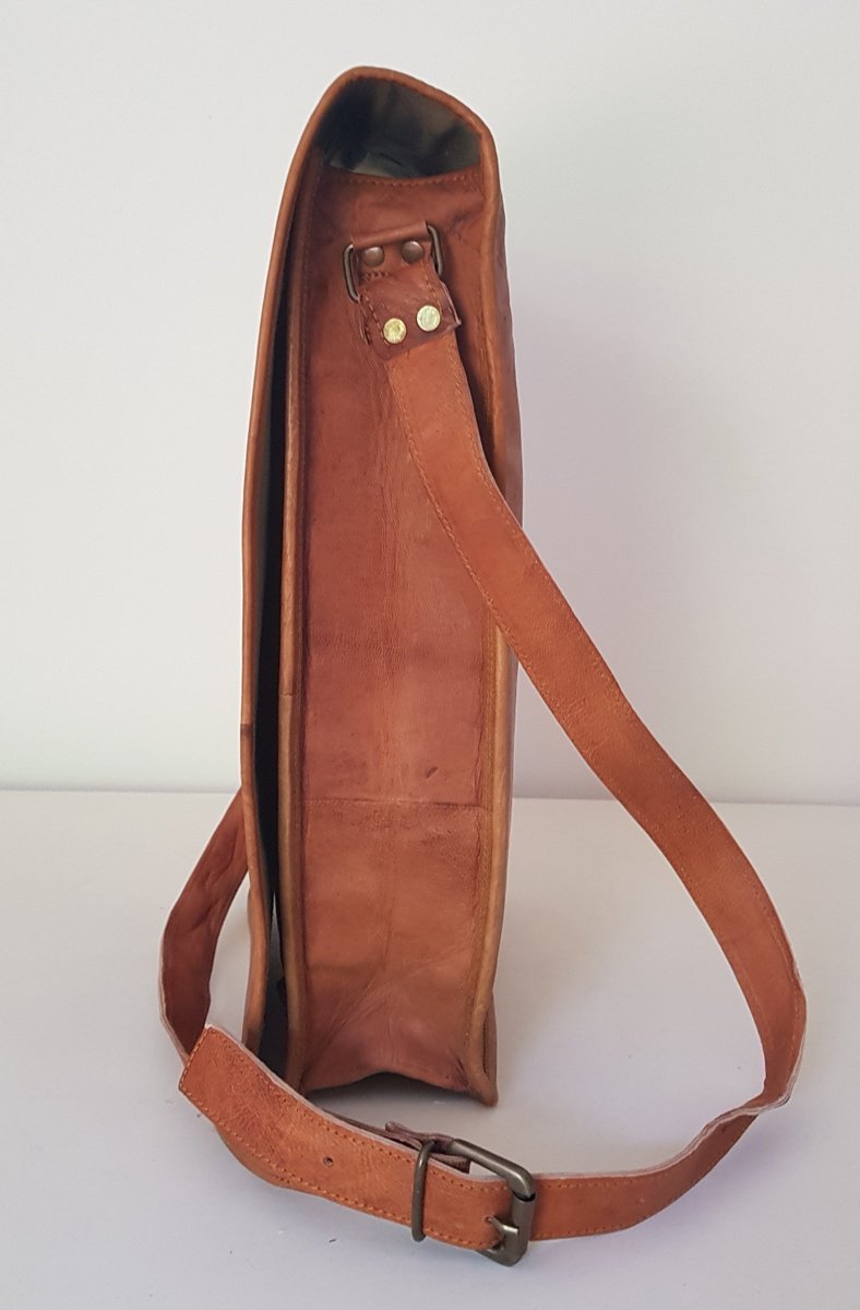 FioreSAfrica's tweet photo. Your Everyday Companion!
The beautiful genuine leather messenger bag with canvas lining. 
25 × 38 × 10 cm in size.
R1,550.0
SHOP NOW
https://t.co/1SM5d4IKtC
#Fiore #FioreSouthAfrica #RawLeather #Bags
#Messenger https://t.co/3lZthdKDz8
