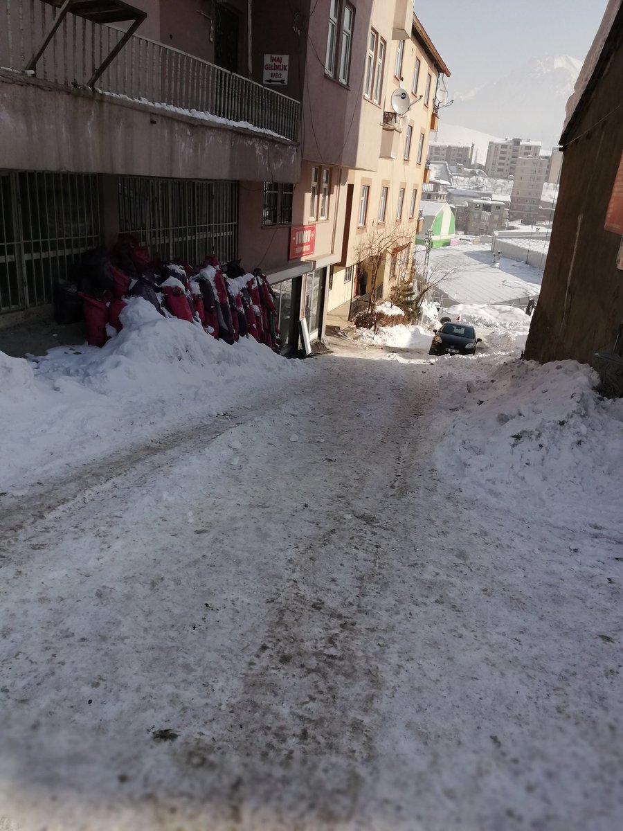 Burası bir aile hekimliğinin yolu ve buradan hasta insanların inip çıkması bekleniyor <a href="/sagliklicozum/">T.C. Sağlık Bakanlığı Sağlıklı Çözüm</a>