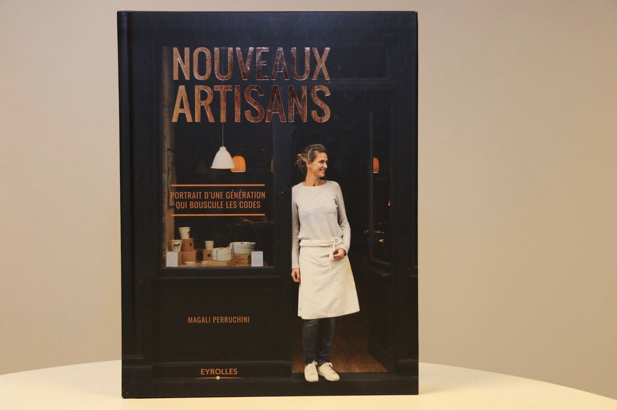📚 #VendrediLecture Dans « Nouveaux Artisans, portrait d’une génération qui bouscule les codes » (<a href="/Eyrolles/">Eyrolles</a>), Magali Perruchini (<a href="/LMbaladeuses/">Les mains baladeuses</a>) invite les lecteurs dans les ateliers de 25 artisans parisiens qui témoignent de leur parcours de vie ! #savoirfaire #artisanat