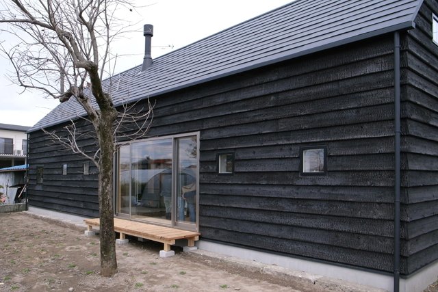 Recently shousugiban (simply another way of reading the characters for yakisugiita) has become popular again with modern architecture, and you can find it even in central Tokyo. It is a low cost non-toxic, easy to instal material. It's only drawback is that it is sooty to touch.