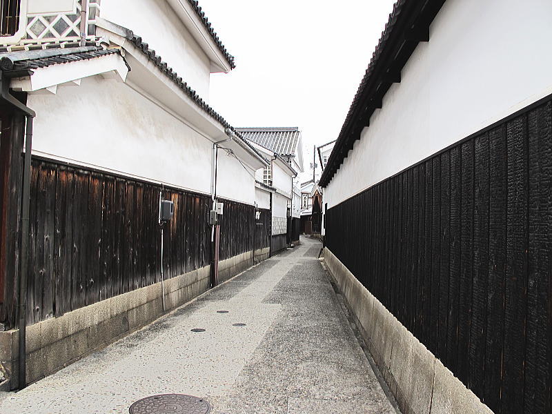 The charred surface is also very fire resistant. In a spontaneous test, untreated cedar boards caught fire after about a minute when held to a blowtorch. The charred cedar boards lasted over ten minutes before the tester ran out of patience. For this reason it is common on kura.