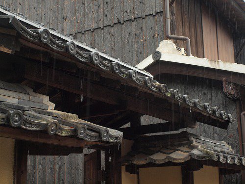 But of course it looks best in traditional Japanese architecture, and especially where it was first implemented, near the ocean, in fishing villages and boathouses.