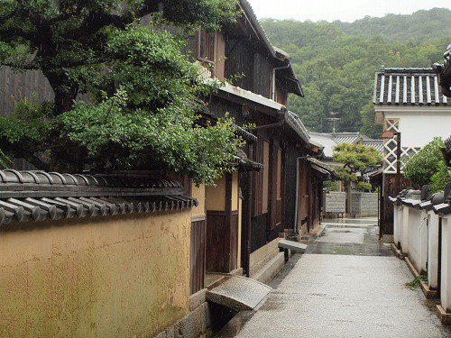 But of course it looks best in traditional Japanese architecture, and especially where it was first implemented, near the ocean, in fishing villages and boathouses.