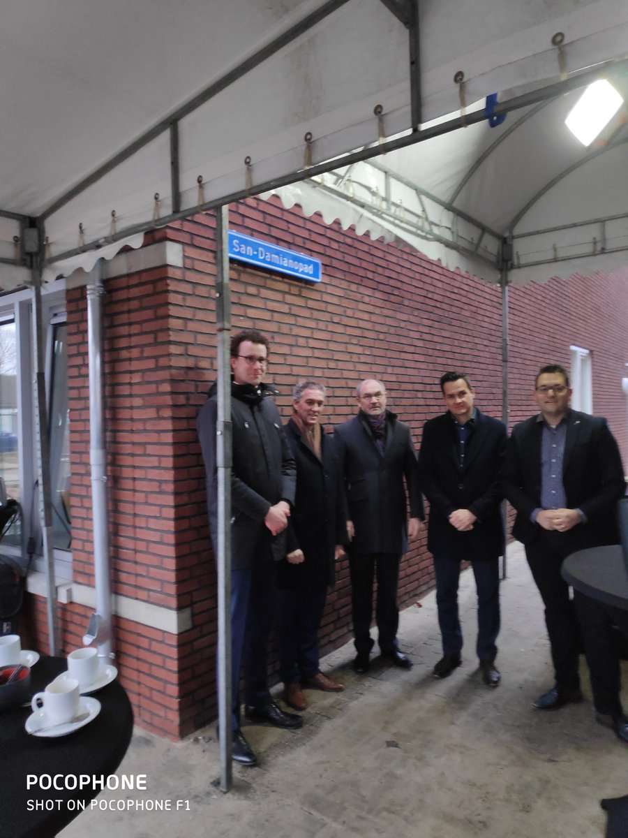 IvovanRees's tweet photo. We vieren de samenwerking met @WLvenray @Gemeente_Venray @limburg @SandervanLier1 @stDichterbij @MetGgz @BouwmijJanssen. Resultaat: San Damiano, 18 appartementen, hartje Venray. Bewoners zijn eind deze maand thuis! https://t.co/x3kcY9iZzY