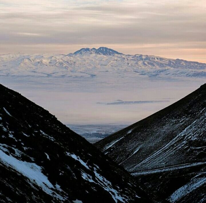 شانلی بوزقوش داغیندا نه قار قالدی نه قارتال  
شهر ما سراب در بین این دو کوه ساوالان و بوزقوش