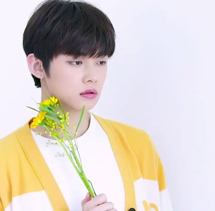 Группа txt бомгю. Чхве бомгю 2022. Чхве субин. Txt субин. Чхве енджун.