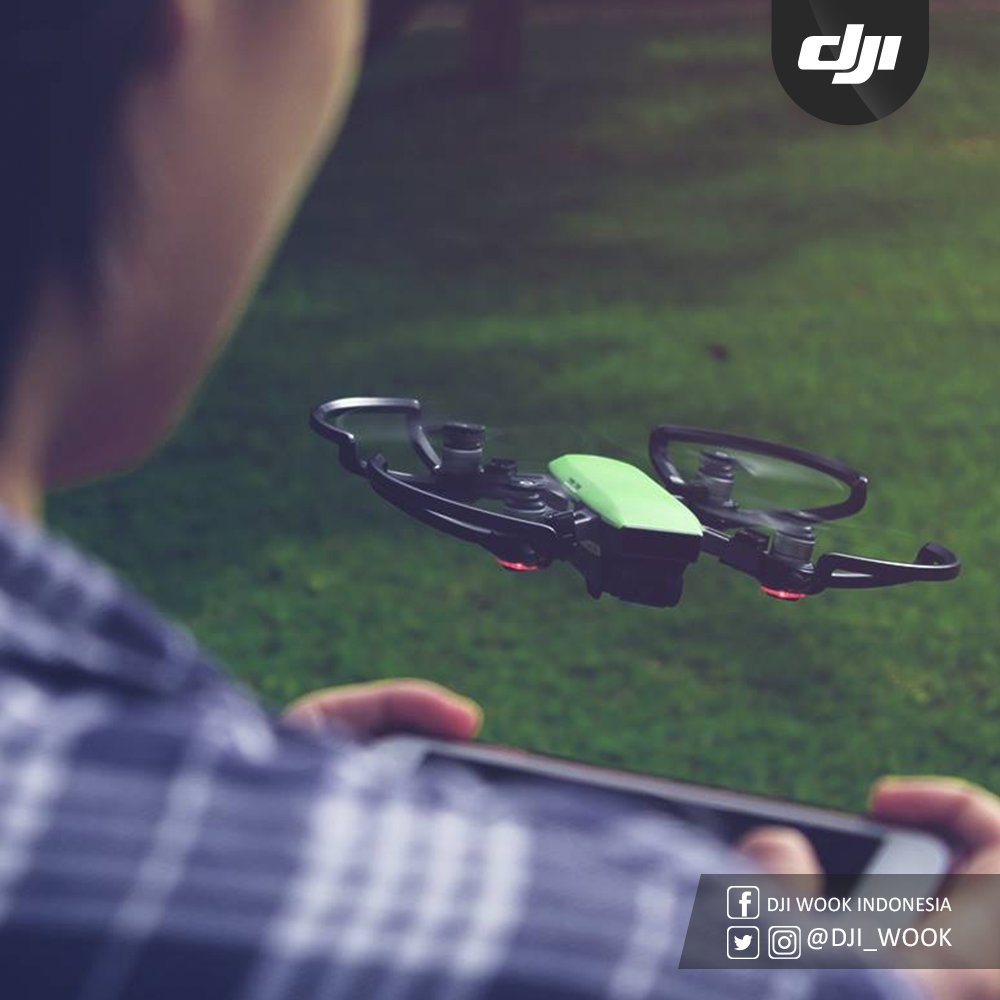 Apakah anda sedang bermimpi tentang drone untuk mengambil aerial selfie bersama teman anda ?