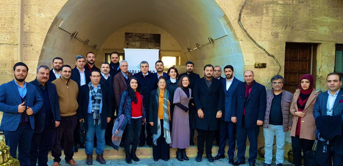 kalkinmAkademi's tweet photo. Üst Kurul Üyemiz Şanlıurfa Milletvekili Sn.@gulenderacanal 2019 yılı itibariyle Şanlıurfa’ya hızlı trenin geleceğinin bu konuda girişimlerde bulunduğunu müjdesini verdi.. En kısa zamanda sonuç alacağımızı bildirdi..
@mahmutbarut 
@zabeyazgul 
@vildanpolat7 
@Didem_Demirkol https://t.co/I9sYUGHQQ6