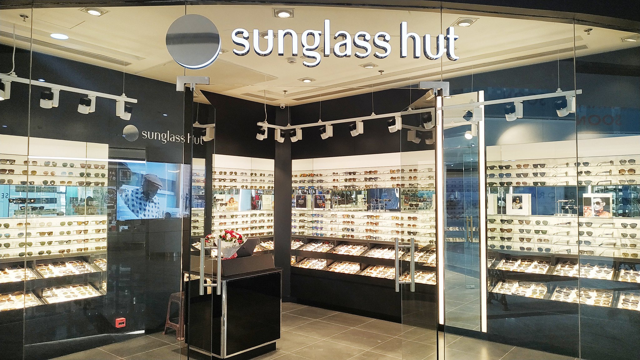 Facade of sunglass hut store hi-res stock photography and images - Alamy