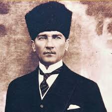 Dünya tarihinde emperyalizmle savaşarak başarıya ulaşmış, savaş alanında mağlup ettiği düşmanlarca barış kahramanı ilan edilmiş tek bir lider var; Gazi Mustafa Kemal Atatürk. Eğer siz ona düşmanlık ediyorsanız şüphe yok ki bilinçli veya bilinçsiz emperyalizmin maşasısınız!