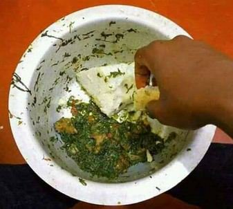 GhettoRadio895's tweet photo. #MamaNtilie Ukipika food ukiwa peke yako wee hujiserve kwa sahani ama unakulanga food kwa sufuria ? Tuchapie #NiajeNiaje @Browngal895 https://t.co/6szTHMm3xC