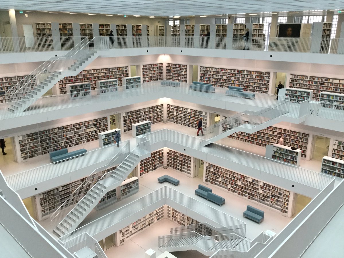 原書房 図書館部 در توییتر シュトゥットガルト市立図書館の４階から上は中央が大きな吹き抜けになった閲覧室ですべて同規格の白い棚が整然とならんでいます ８階からみるとこんな感じ 床の中央のガラスブロックは下から仰いだ３階の天井の青い中心