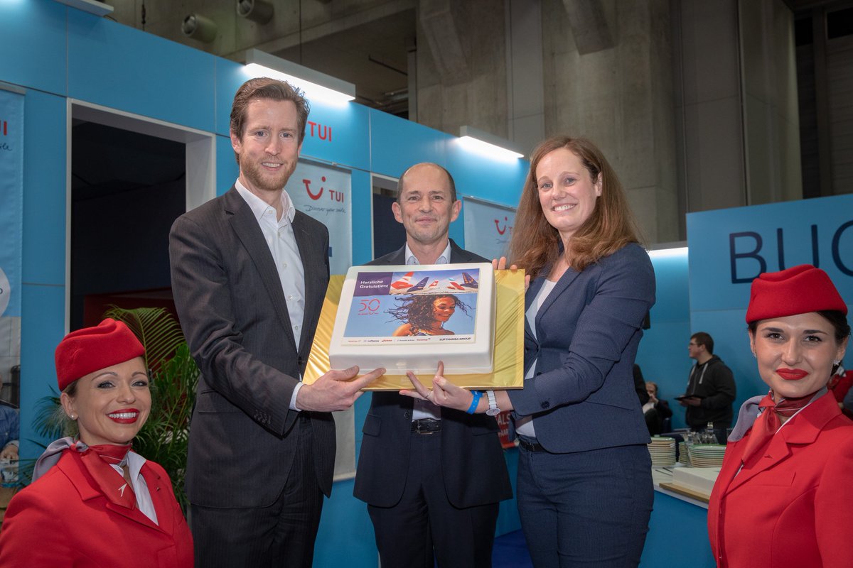 tui_at's tweet photo. 50 Jahre TUI 🎉 Da haben wir es uns nicht nehmen lassen, auf der #ferienmesse ein bisschen in eigener Sache zu feiern. Vielen Dank an alle Gäste und an @_austrian Airlines für die tolle Torte 💙 #50jahretui #discoveryoursmile https://t.co/sm9jaihm96