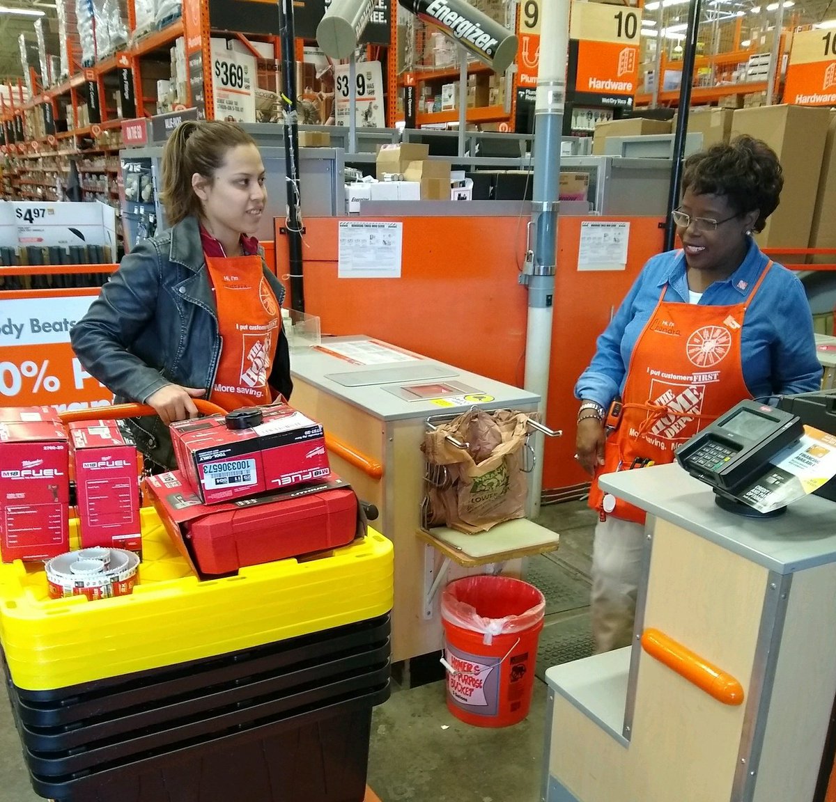 verakwillems's tweet photo. D25DS Jeniffer training #NewlyPromoted Head Cashier Chandra on MPS & LookALike items @THD6568 @BobbyPeugh @shane_home @RickyHood25 @SwitzerSharon @Troy6568 @jonesjohnd https://t.co/a4QHP4Bqfa