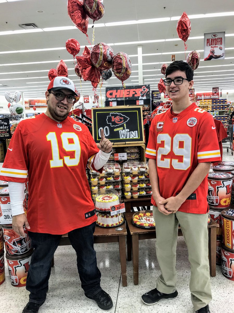 ChristopherM00's tweet photo. It's Red Friday! GO @Chiefs!
#REDFriday #NFLPlayoffs #KansasCity #kc #KCChiefs #ChiefsKingdom https://t.co/ModbfzMzG7