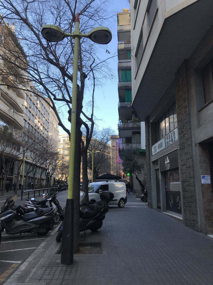 beaglvz's tweet photo. Algú sap per què al carrer #Tuset de Barcelona els fanals són tan peculiars? Són nous? #curiositats #bcn #Descovery #doyouknow https://t.co/bQEXdqPcpZ