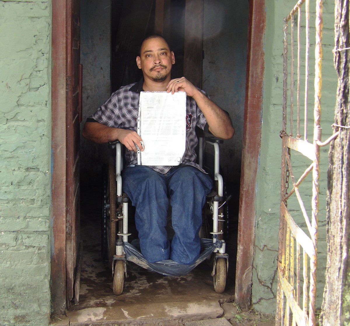 ...¡En la primera parada, se entregó a Juan Cruz y su familia agua mineral, pañales, mercadería (donaciones del público) y un colchón antiescaras (del instituto); asimismo al Sr. Daniel, se le entregaron los mismos elementos y un colchón sanatorial!

#IPRODICH #InclusiónReal