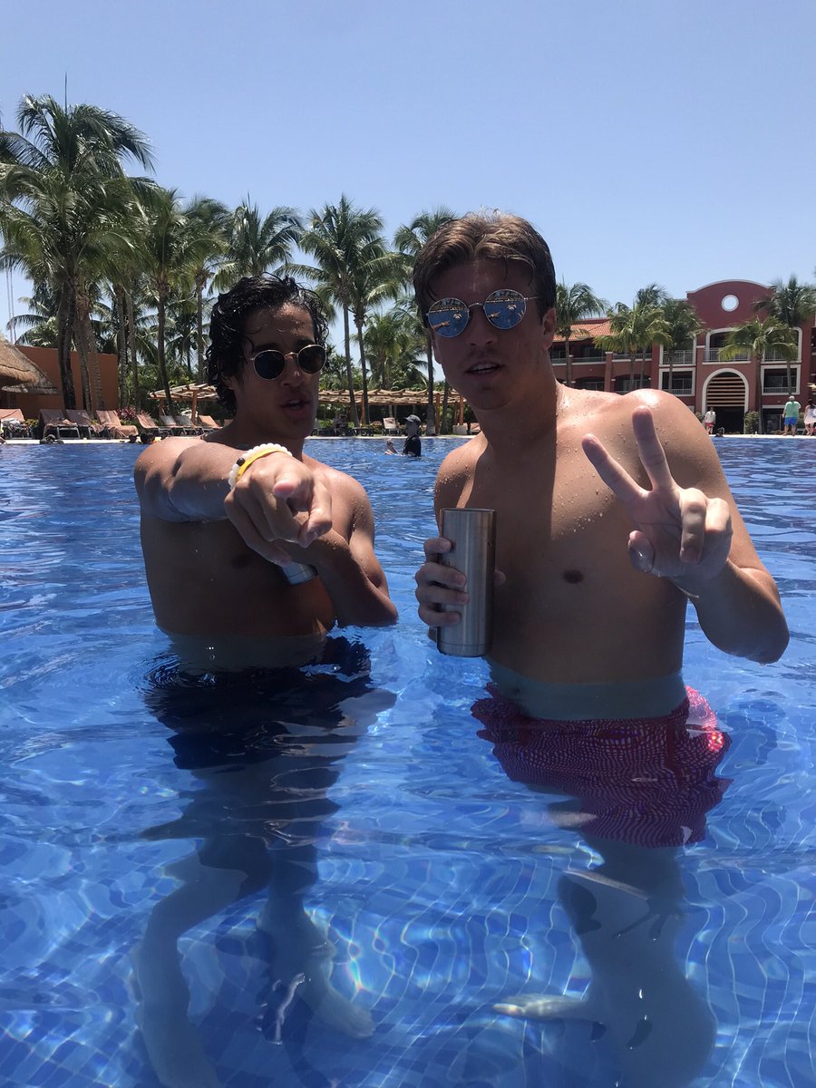 OsmondConnor's tweet photo. Happy birthday brother! Go get em at Jackson this year💪🏽see ya soon fellow migo❤️#uhh #ttakeoff https://t.co/gCmx31xoni