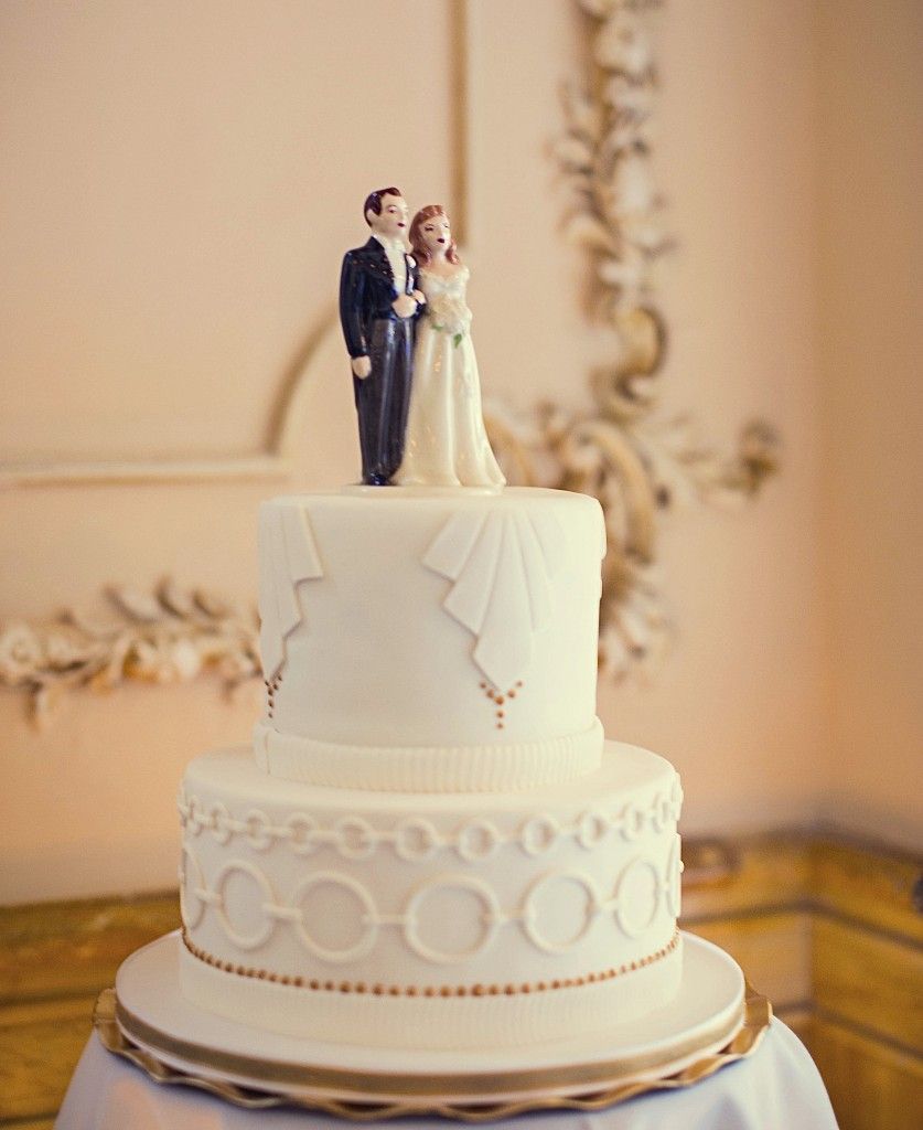 eatwicked's tweet photo. This white on white version is a beautiful classic cake with a subtle touch of art deco. 

Book a tasting with us today 
https://t.co/iYUzmYLApW
#eatwicked  #weddingcake  #sindesserts #throwbackweddingcake #riwg #throwbackwedding https://t.co/1a3uGw2okl