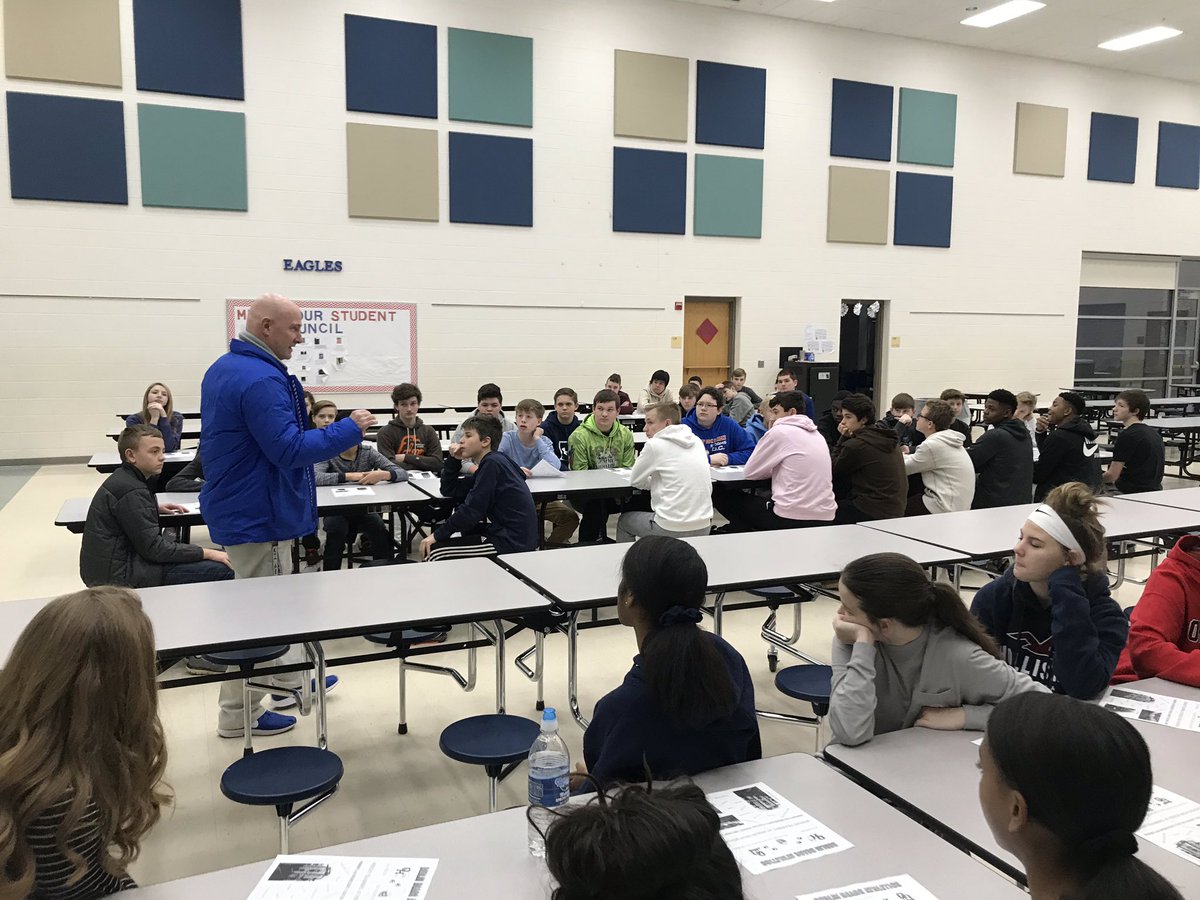 Berlin_Bears_FB's tweet photo. Another awesome meeting today with Hyatts MS students. Talking about the importance of academics & relationships in the athletic realm. Our Future is bright! #PawsToClaws #BuildingTheFoundation https://t.co/yOL8v9y8vI