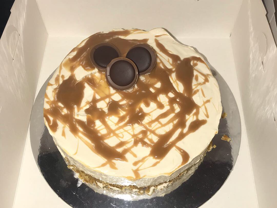Who loves caramel? Try this Toffifee cheesecake #caramel #toffifee #toffee #cheesecake #cheesecakebymolly #homebusiness