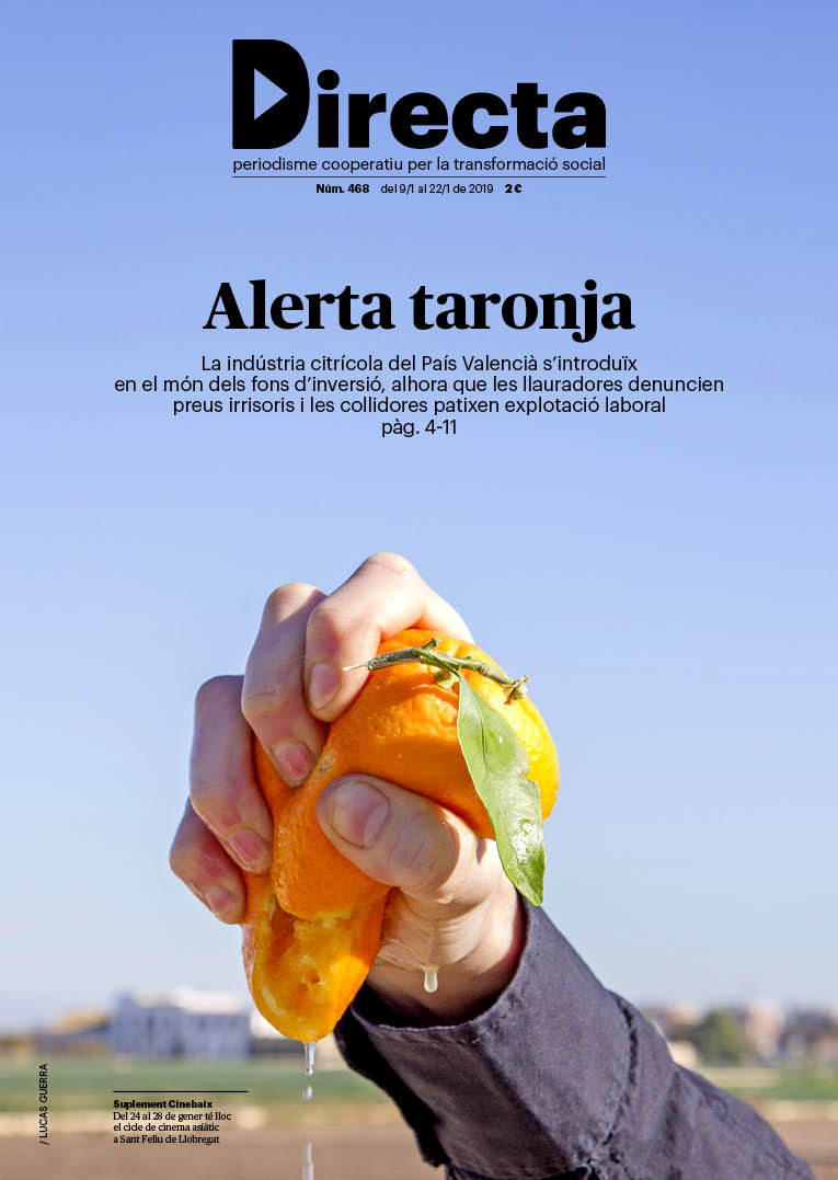 La_Directa's tweet photo. #PORTADA | Alerta taronja. La indústria citrícola del País Valencià s’introduïx en els fons d’inversió, alhora que llauradores denuncien preus irrisoris i collidores patixen explotació #DIRECTA468 @EsterFayos @LaiaMas i Lluís Pascual 📸 Lucas Guerra https://t.co/U1BrxUkf5W https://t.co/jdKv4X04VI