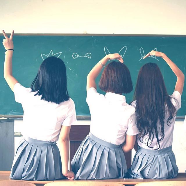 JulieHuleux's tweet photo. 😊 C'est une première : une adolescente présente l'un de mes livres à sa classe en cours de français ! 😱
Ok, pas n'importe quelle adolescente et pas n'importe quel livre.
❤️Ma fille cadette a lu la nouvelle de Noël "L'étincelle entre nous". Elle adore… https://t.co/laG0aefKGj https://t.co/8FWK6eE5Il
