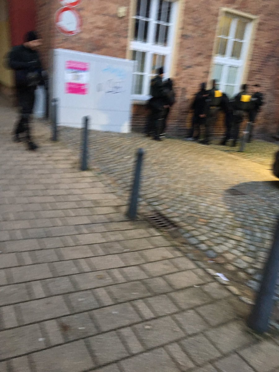 Beim Heiligengeisthof hinterm Edeka anscheinend Festnahmen von Rechten (?) #hro1101